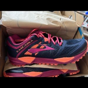 Brooks – Cascadia 11 Trail Running Shoe
PEACOAT-BATON ROUGE-FUSION CORAL / 9 / 9